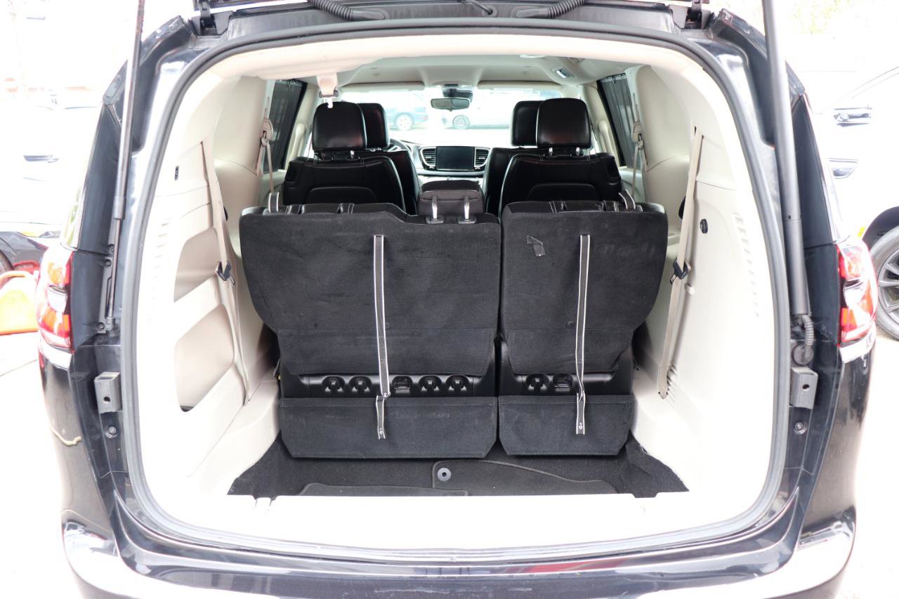 Used 2023 Chrysler Pacifica Touring-L image 60