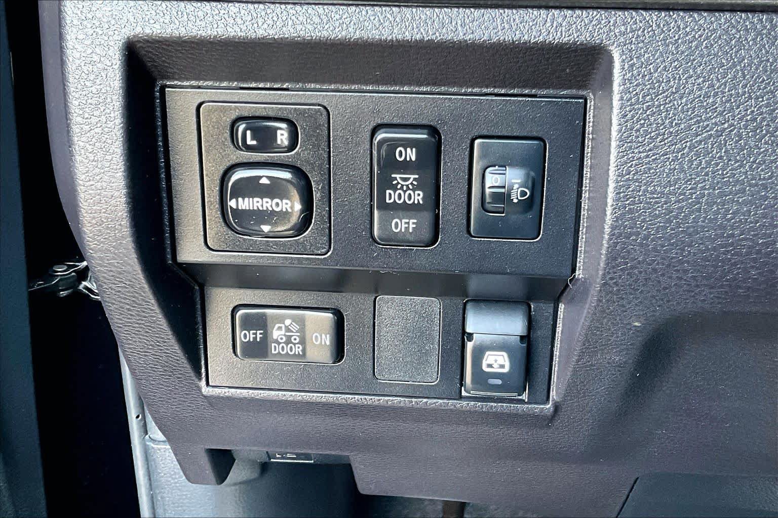 Used 2016 Toyota Tundra SR5 w/ SR5 Upgrade Package RWD image 32