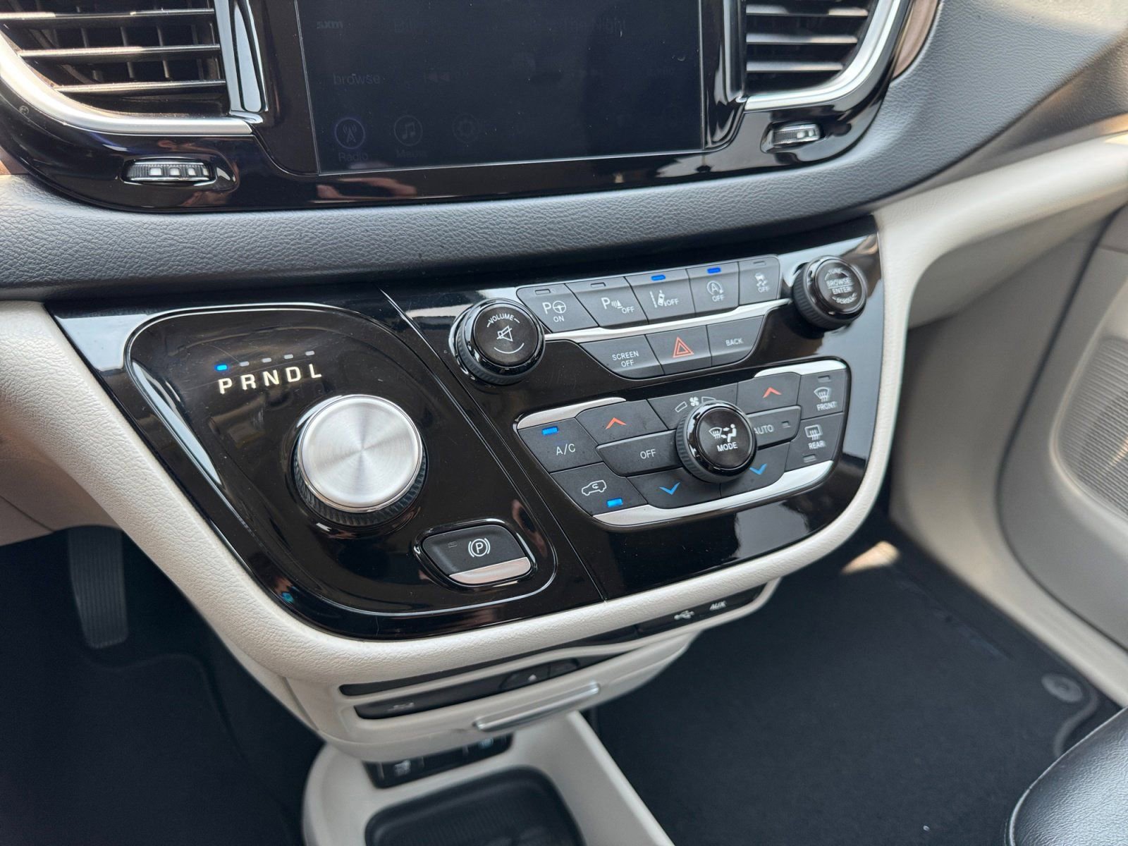 Used 2017 Chrysler Pacifica Touring-L Plus w/ Advanced Safetytec Group FWD image 28