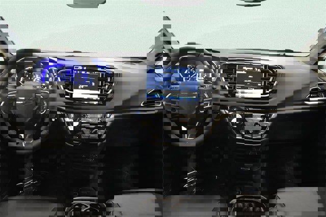 Used 2025 Chrysler Pacifica Select image 5