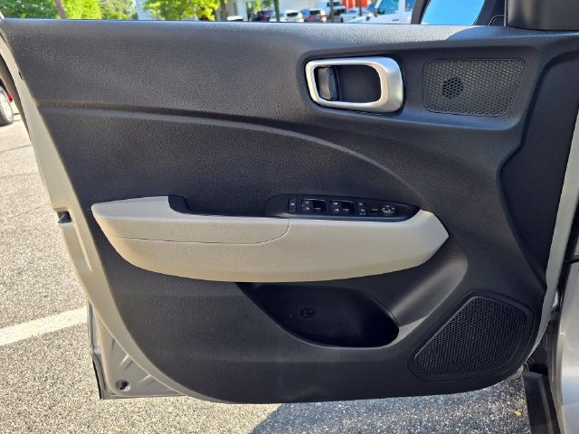 Used 2025 Hyundai Venue SEL FWD image 7
