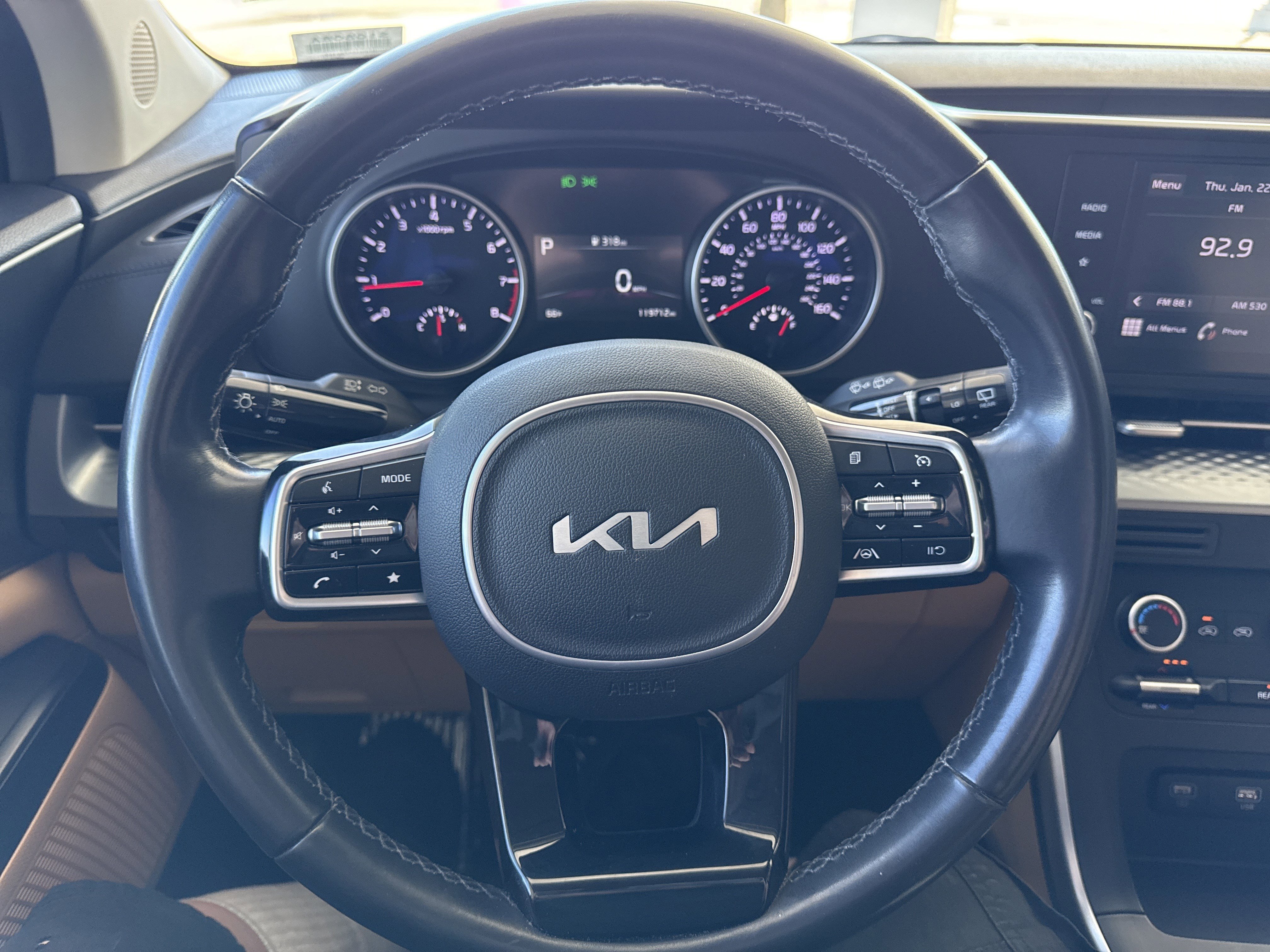 Used 2023 Kia Carnival LX image 17