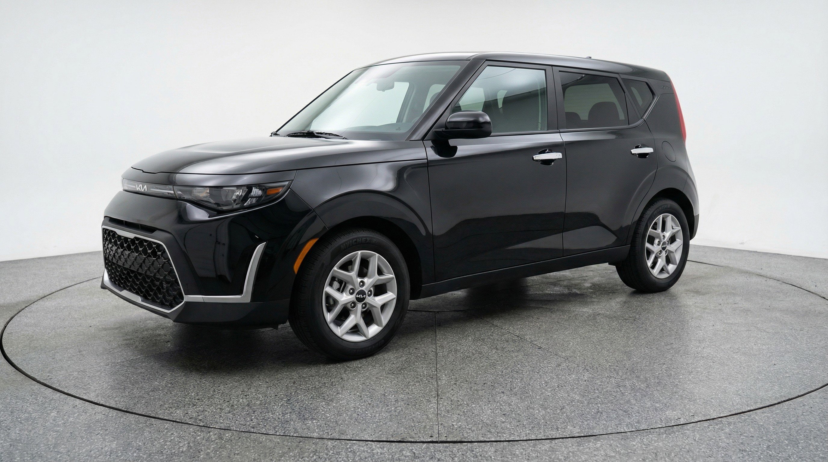 Used 2025 Kia Soul LX w/ LX Technology Package image 3