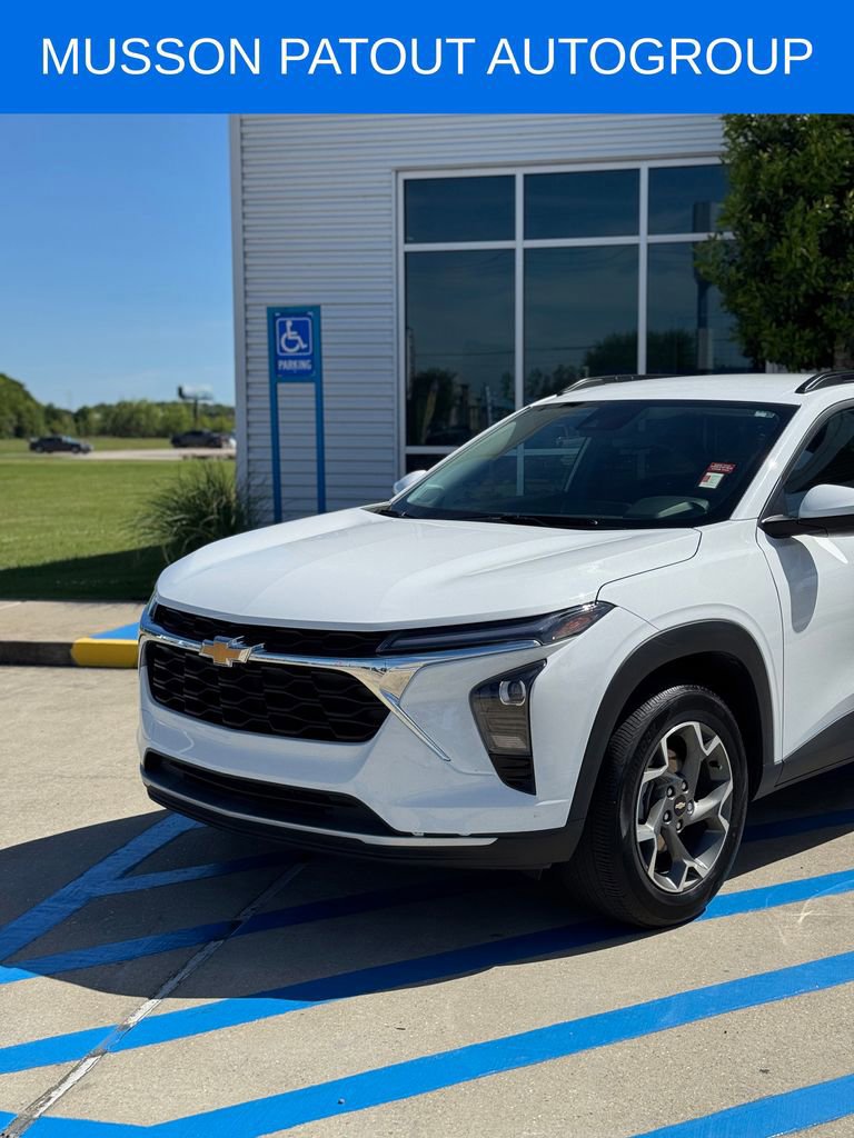 Used 2025 Chevrolet Trax LT w/ LT Convenience Package image 2