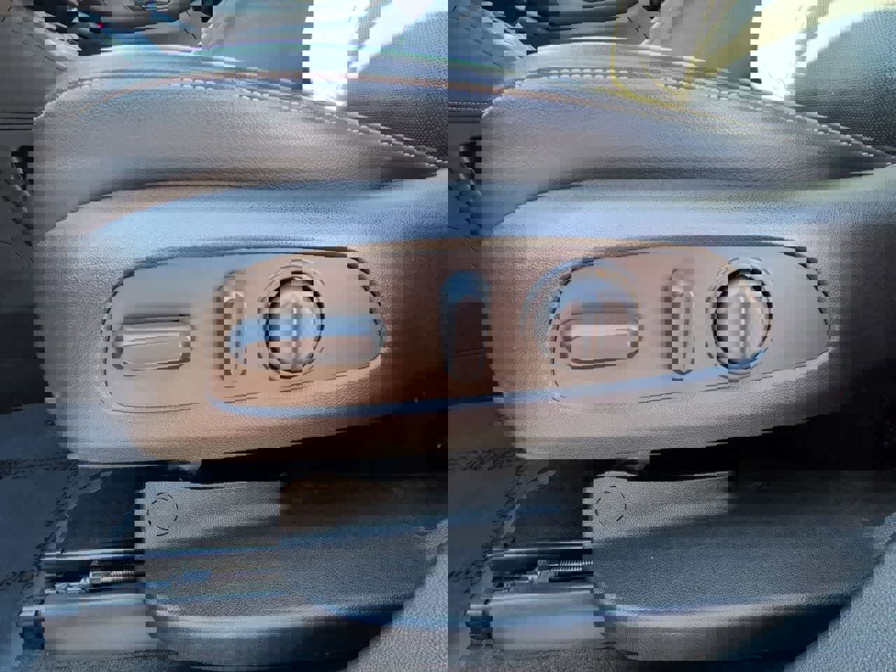 Used 2023 GMC Acadia SLT image 17