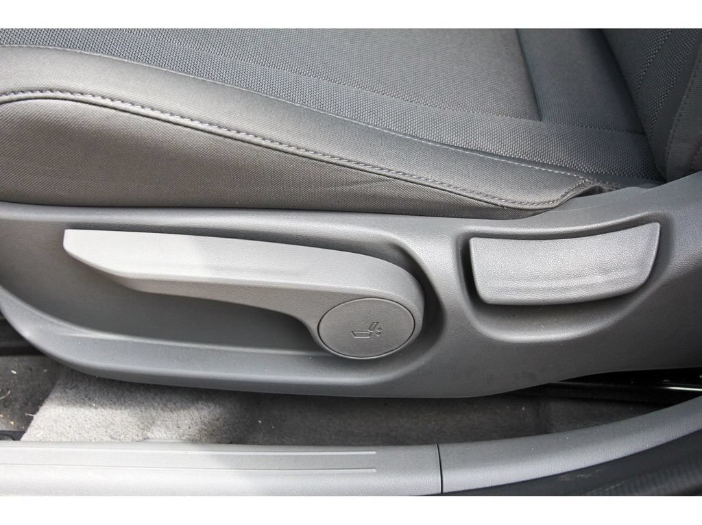 Used 2025 Hyundai Elantra SE FWD image 30