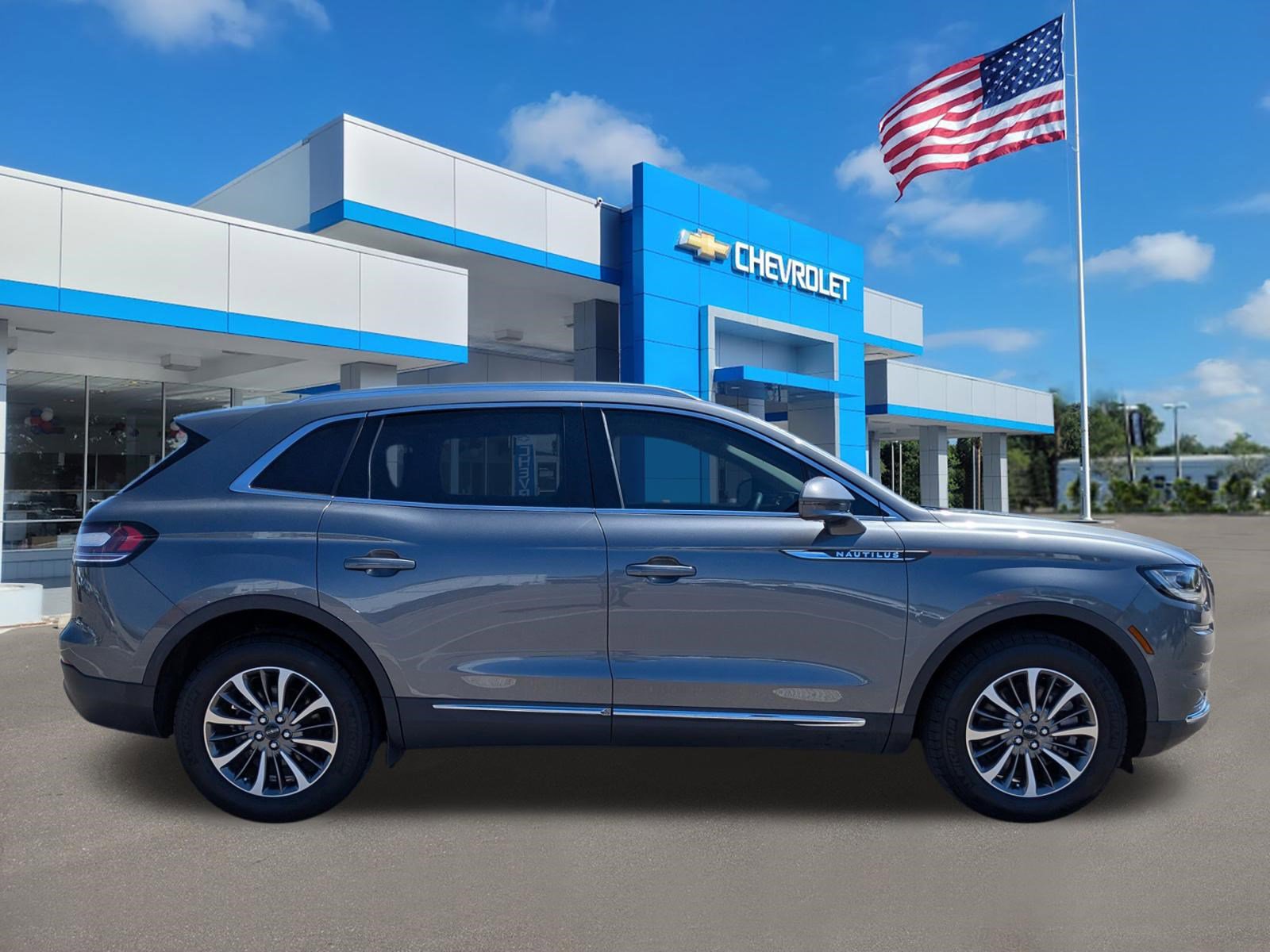 Used 2023 Lincoln Nautilus FWD w/ Premium Package image 3