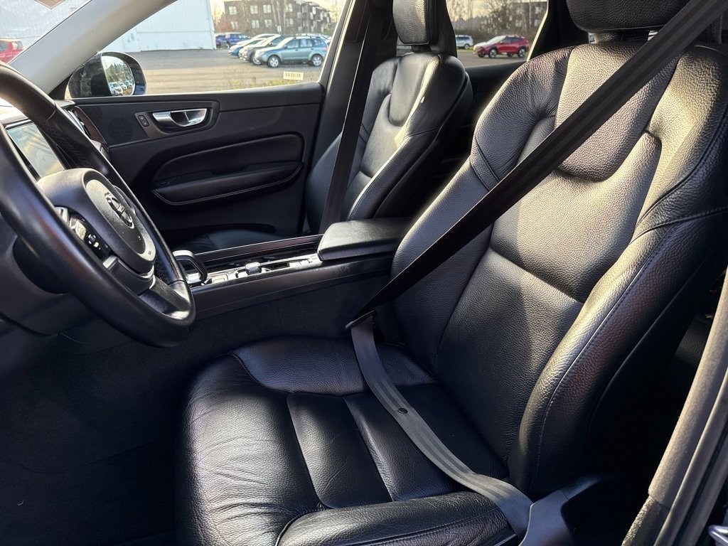 Used 2023 Volvo XC60 B5 Plus image 13