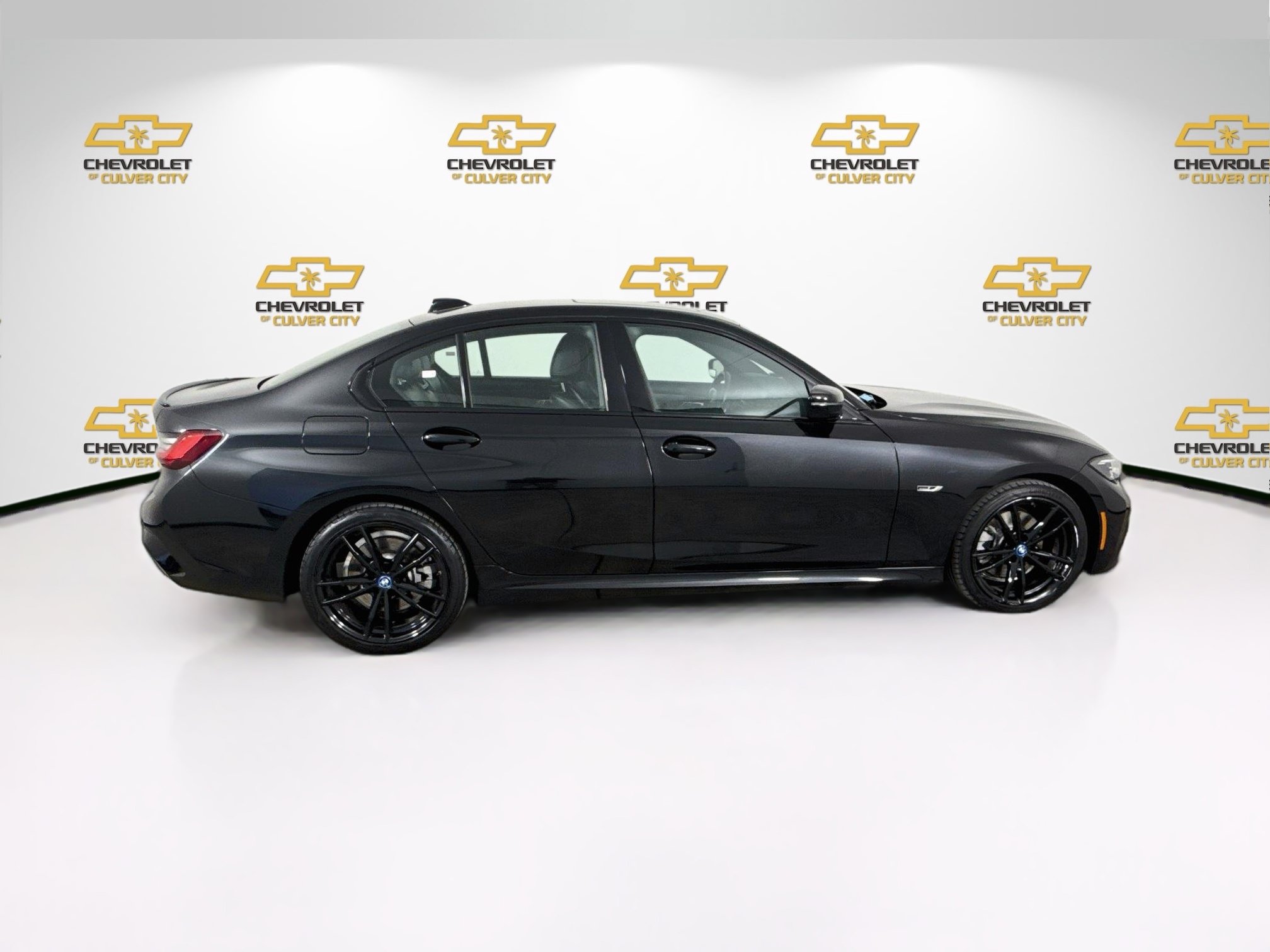 Used 2022 BMW 330e w/ M Sport Package RWD image 9