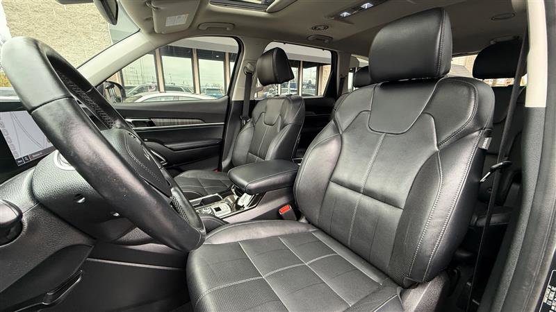 Used 2024 Kia Telluride EX w/ EX Captain's Chair Package image 14