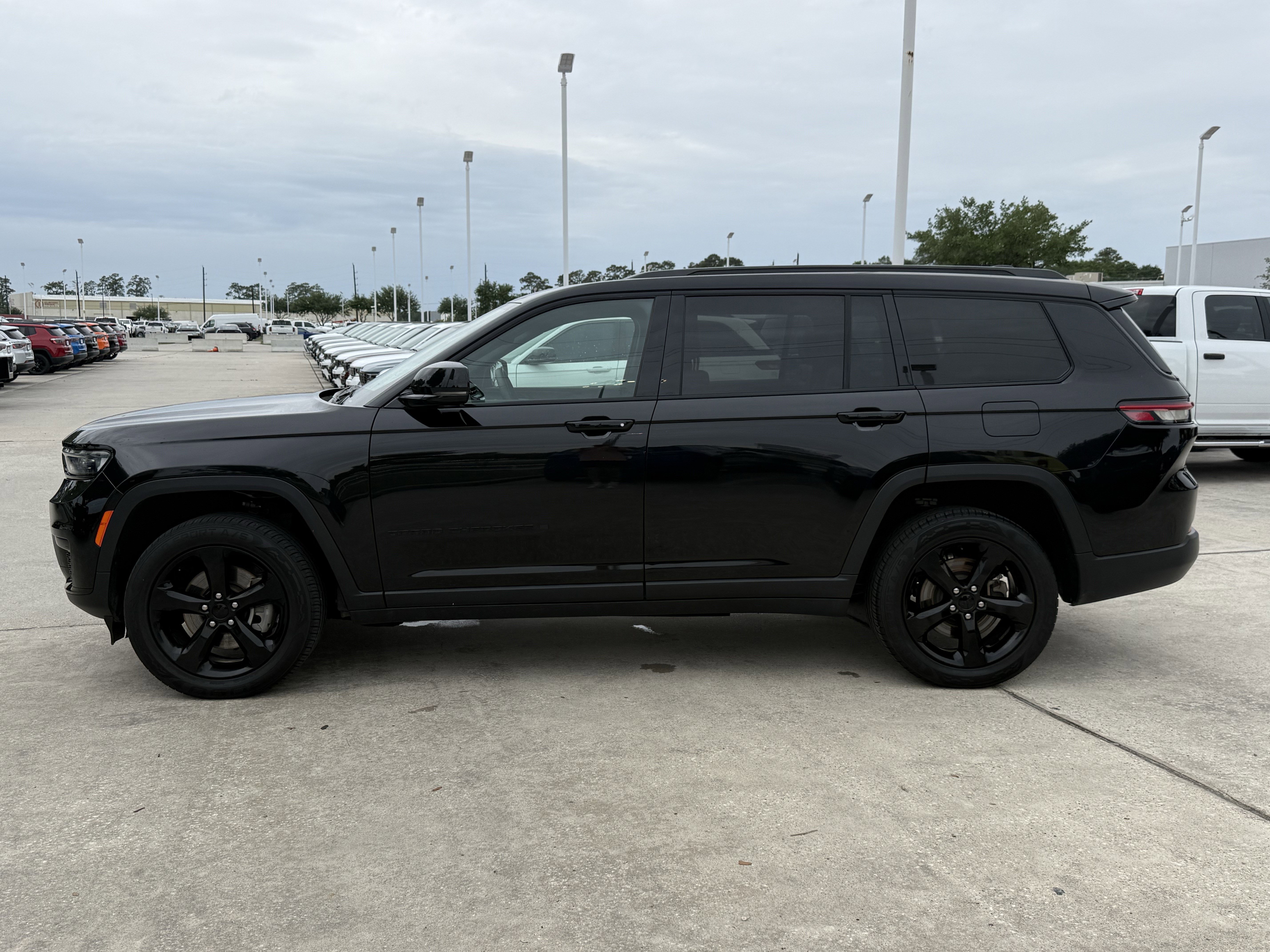 Used 2023 Jeep Grand Cherokee L Laredo AWD/4WD image 8