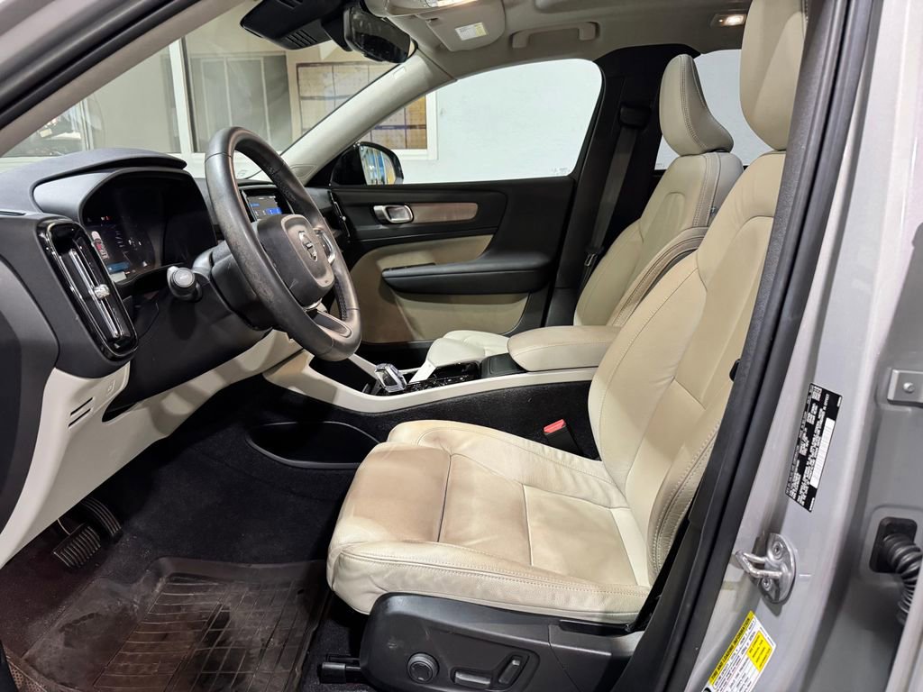 Used 2023 Volvo XC40 B5 Plus image 25