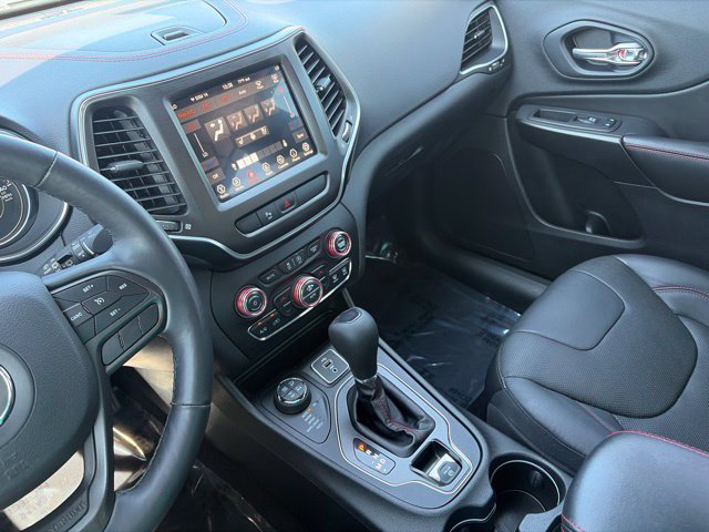 Used 2019 Jeep Cherokee Trailhawk AWD/4WD image 23