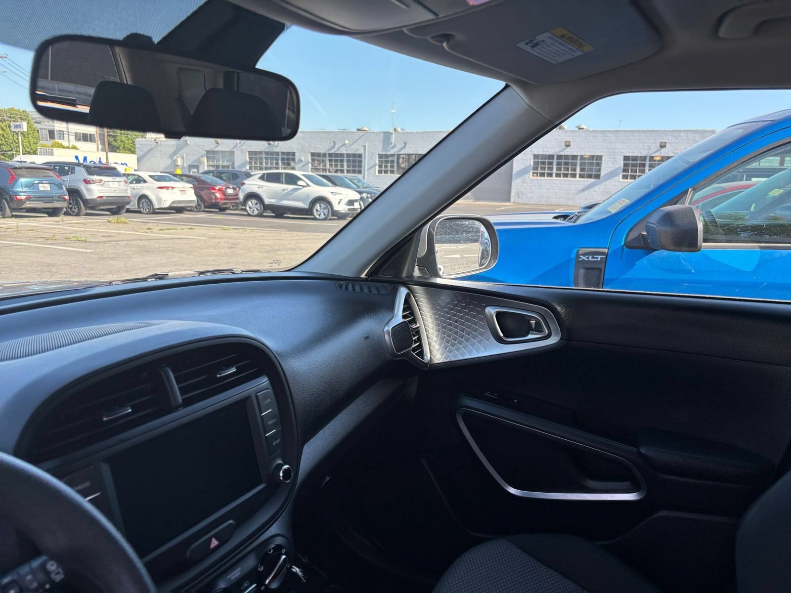 Used 2025 Kia Soul LX w/ LX Technology Package FWD image 35