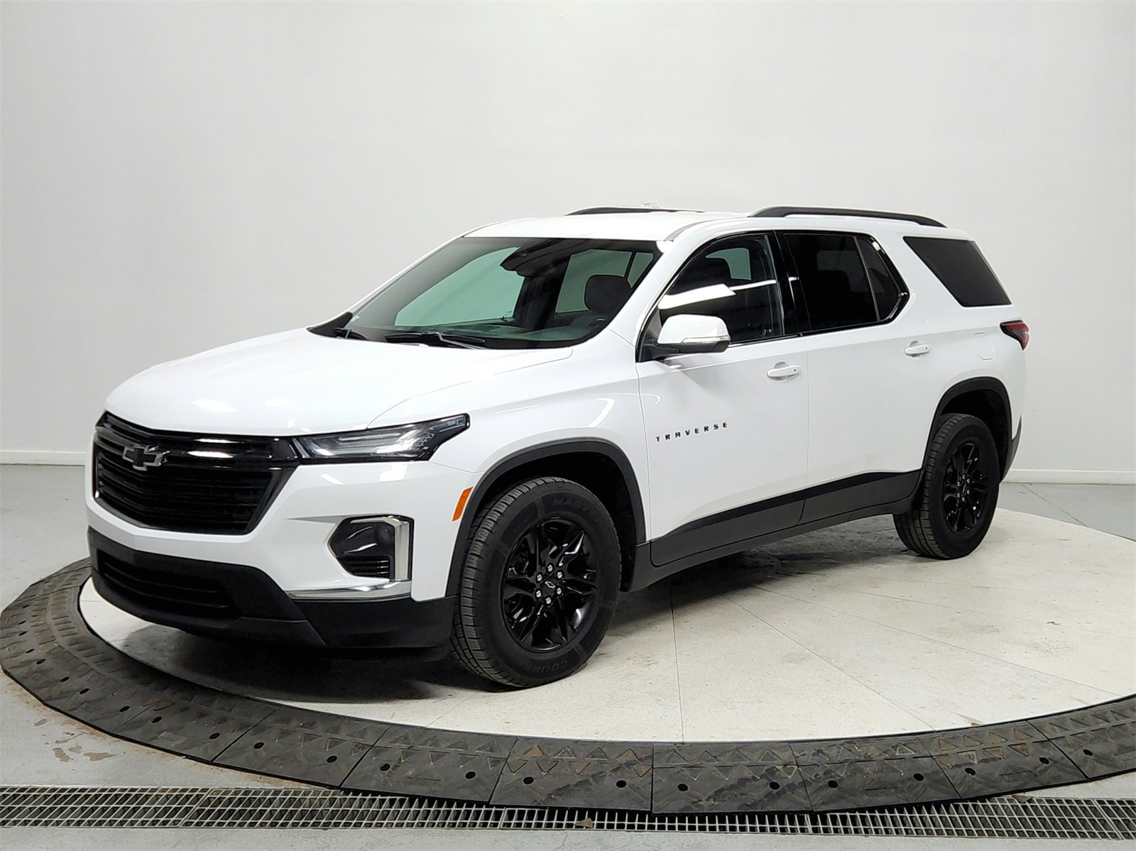 Used 2022 Chevrolet Traverse LT w/ Midnight/Sport Edition image 3