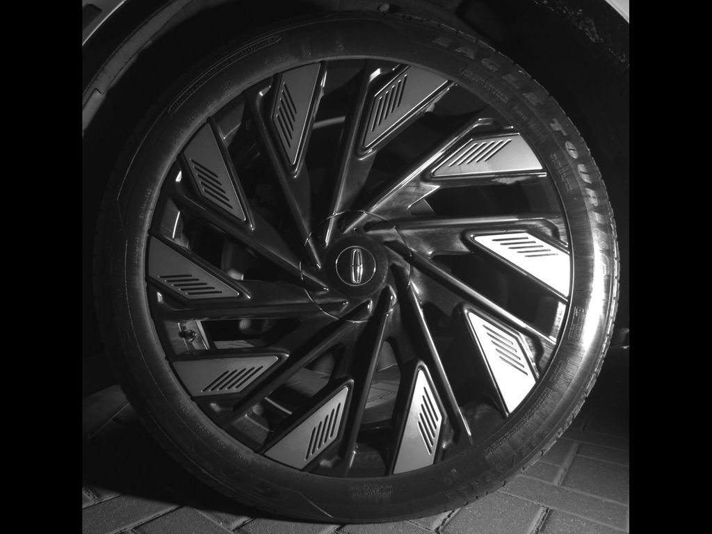 Used 2025 Lincoln Nautilus Reserve AWD/4WD image 9