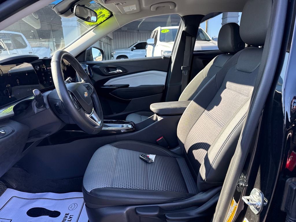 Used 2025 Chevrolet Trax LT w/ LT Convenience Package image 11