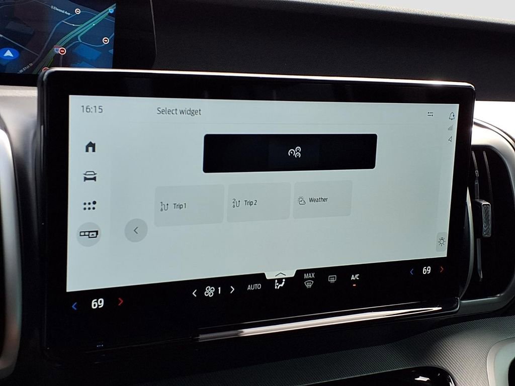 Used 2025 Ford Expedition Active image 28