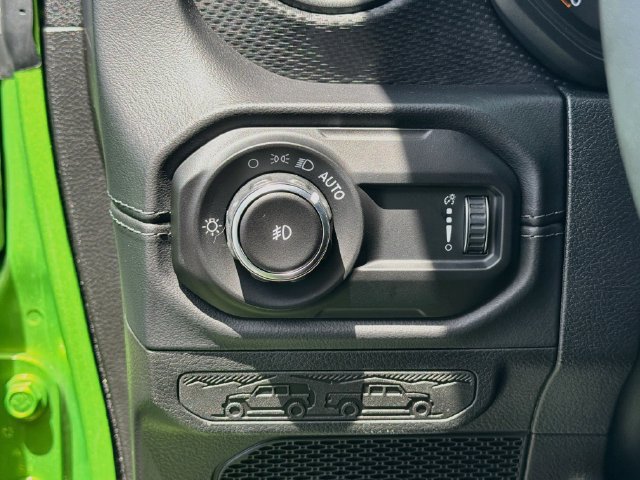 Used 2025 Jeep Wrangler Unlimited Rubicon AWD/4WD image 11