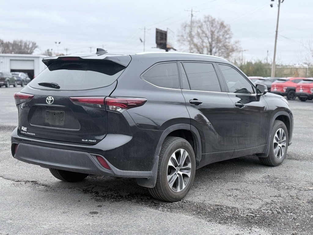 Used 2024 Toyota Highlander XLE image 7