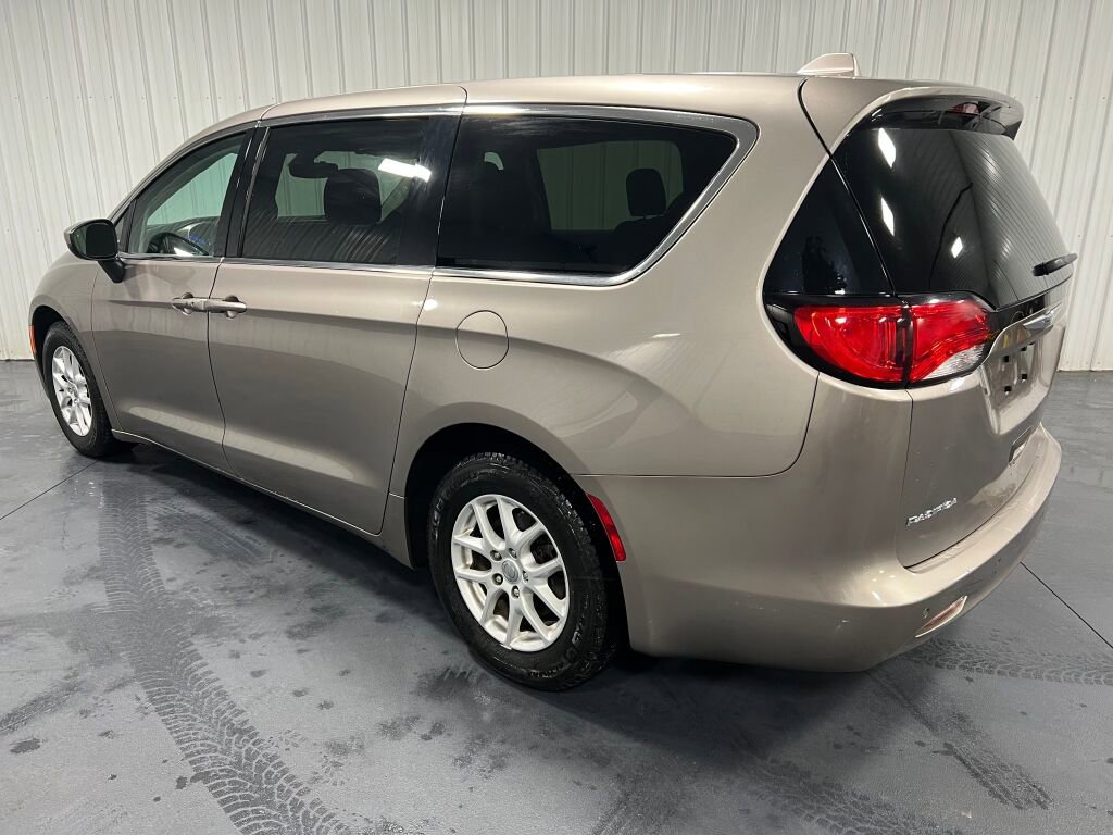 Used 2017 Chrysler Pacifica LX image 16