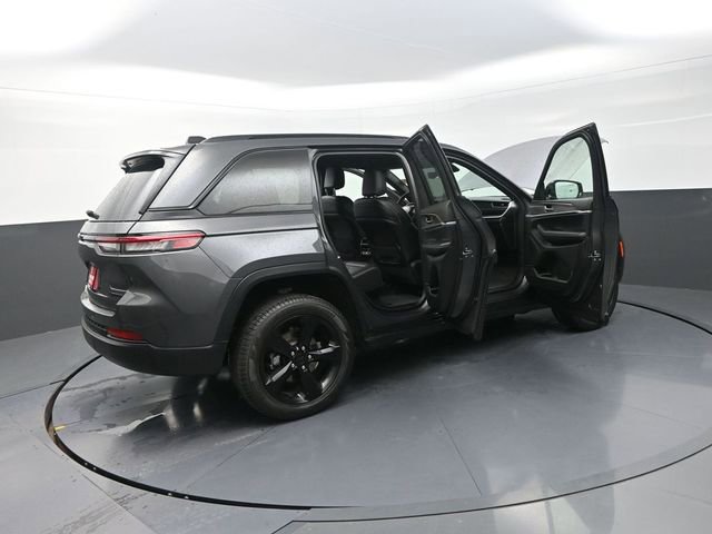 Used 2025 Jeep Grand Cherokee Limited w/ Black Appearance Package AWD/4WD image 46