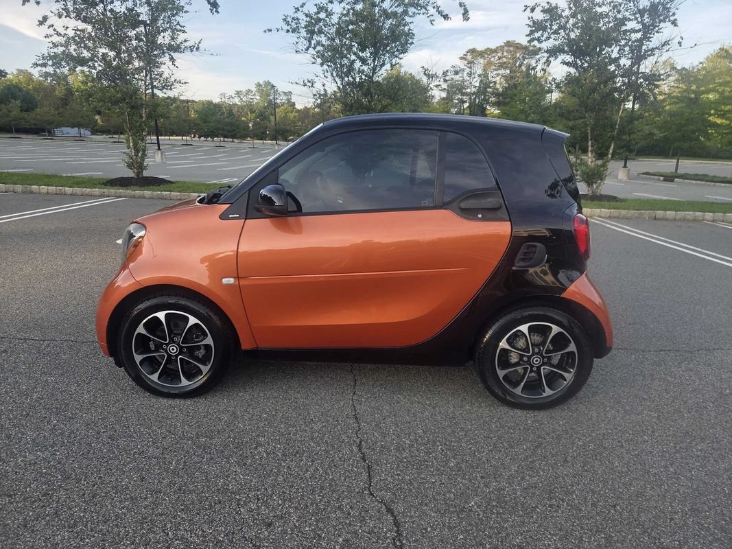Used 2016 smart fortwo passion RWD image 5