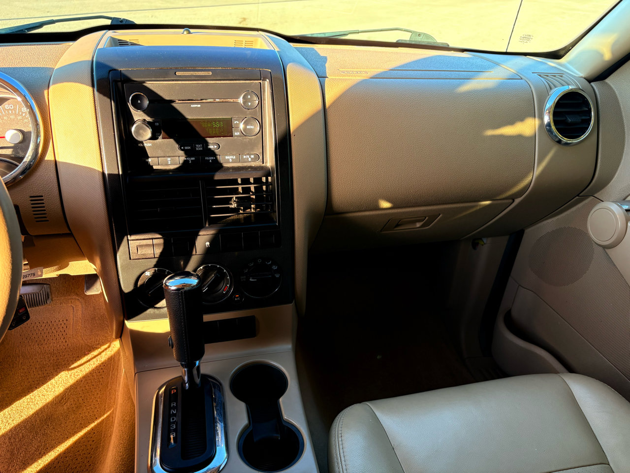 Used 2010 Ford Explorer XLT image 38