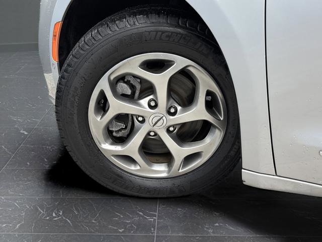 Used 2023 Chrysler Pacifica Limited w/ Uconnect Theater Family Group image 40