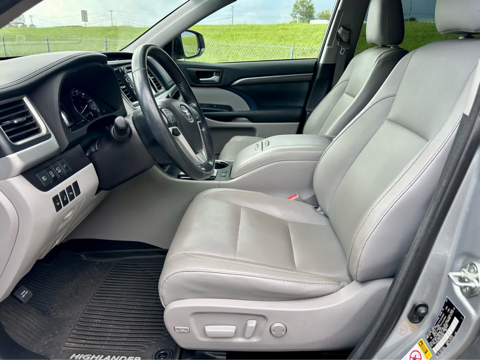 Used 2017 Toyota Highlander Limited Platinum AWD/4WD image 12