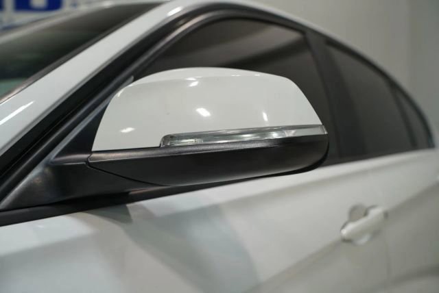 Used 2016 BMW 320i Sedan RWD image 6