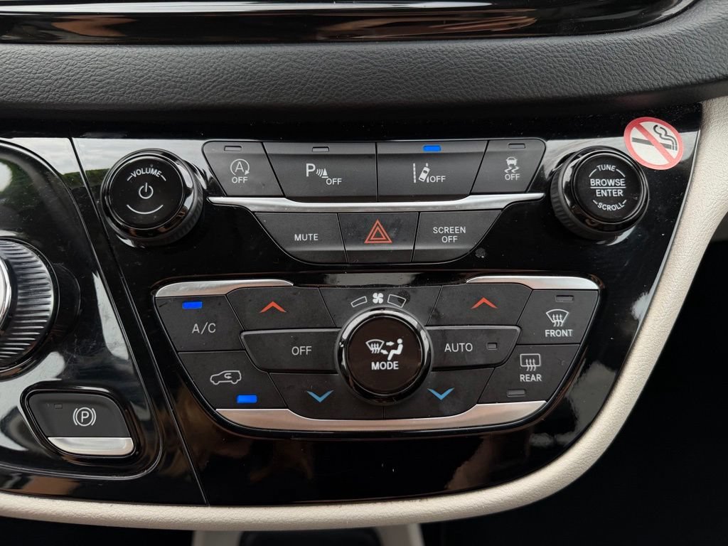 Used 2023 Chrysler Pacifica Touring-L FWD image 20