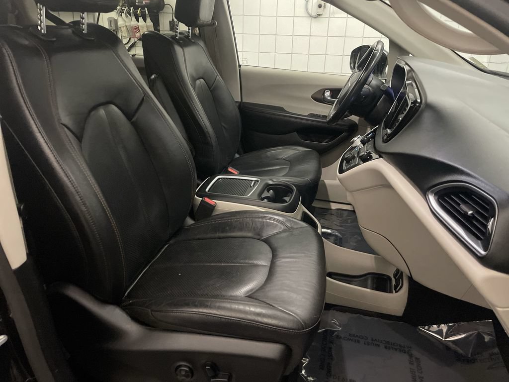 Used 2019 Chrysler Pacifica Touring-L Plus FWD image 21