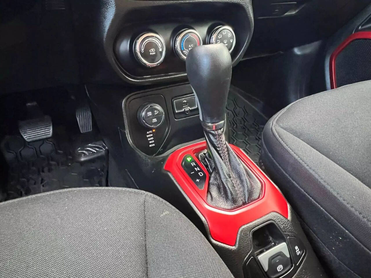 Used 2015 Jeep Renegade Trailhawk w/ Safety & Security Group I AWD/4WD image 25