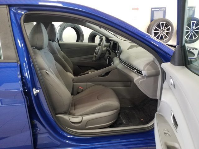 Certified 2025 Hyundai Elantra SE FWD image 16