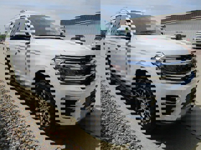 Used 2024 Ford Expedition Limited image 3