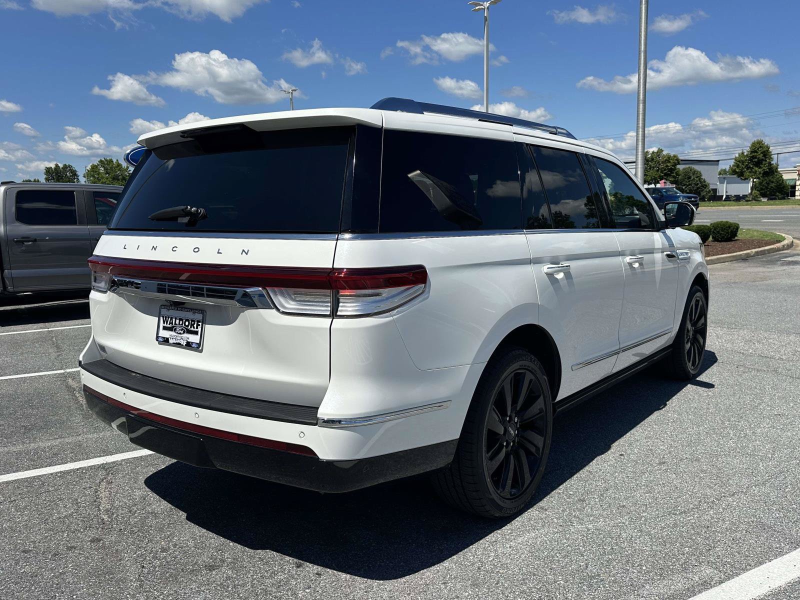 Used 2022 Lincoln Navigator Reserve w/ Monochromatic Package AWD/4WD image 6