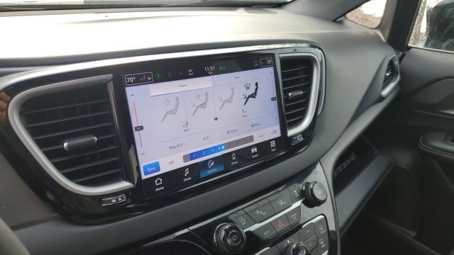 Certified 2025 Chrysler Pacifica Select image 15