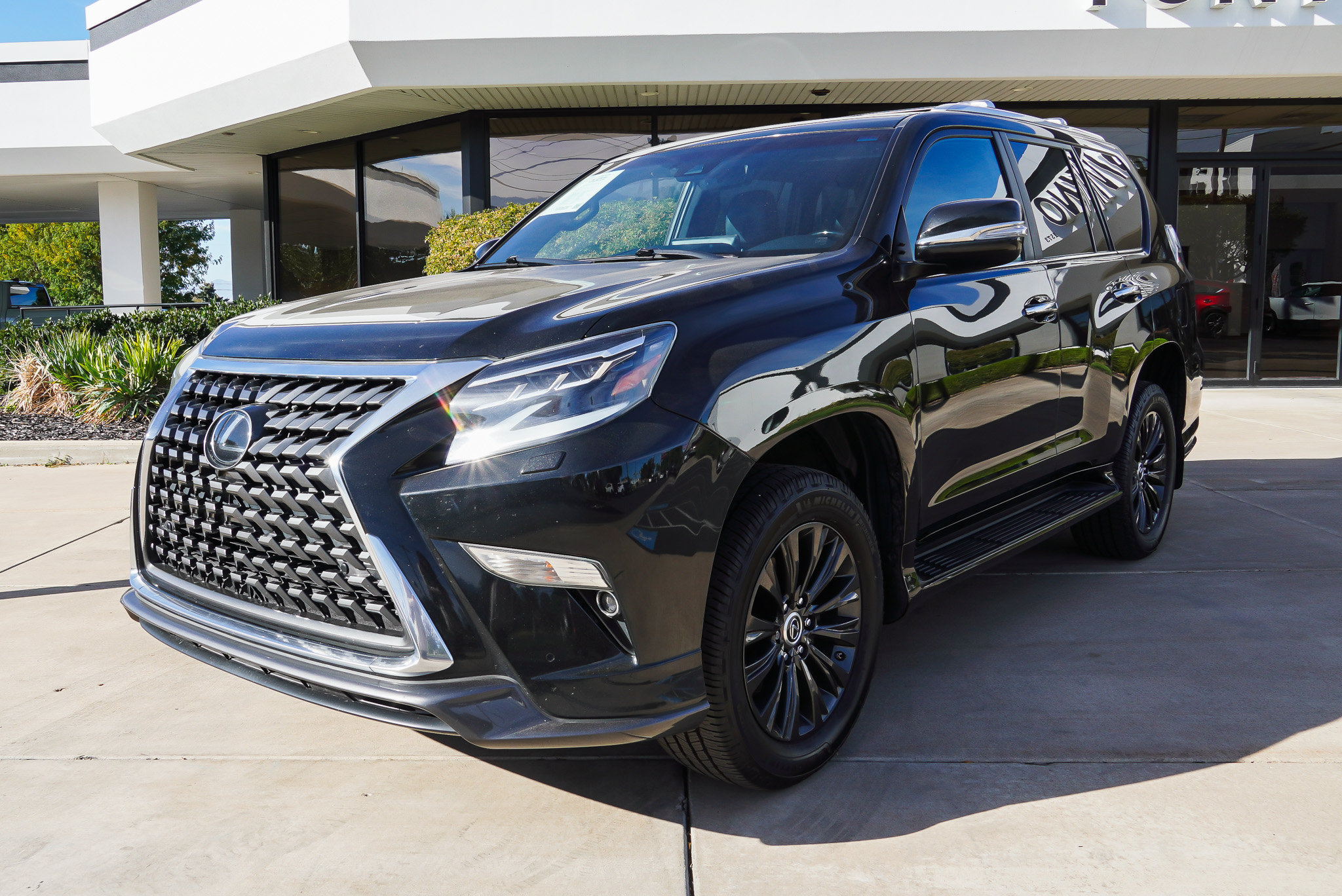 Used 2023 Lexus GX 460 Premium w/ Accessory Package AWD/4WD image 4