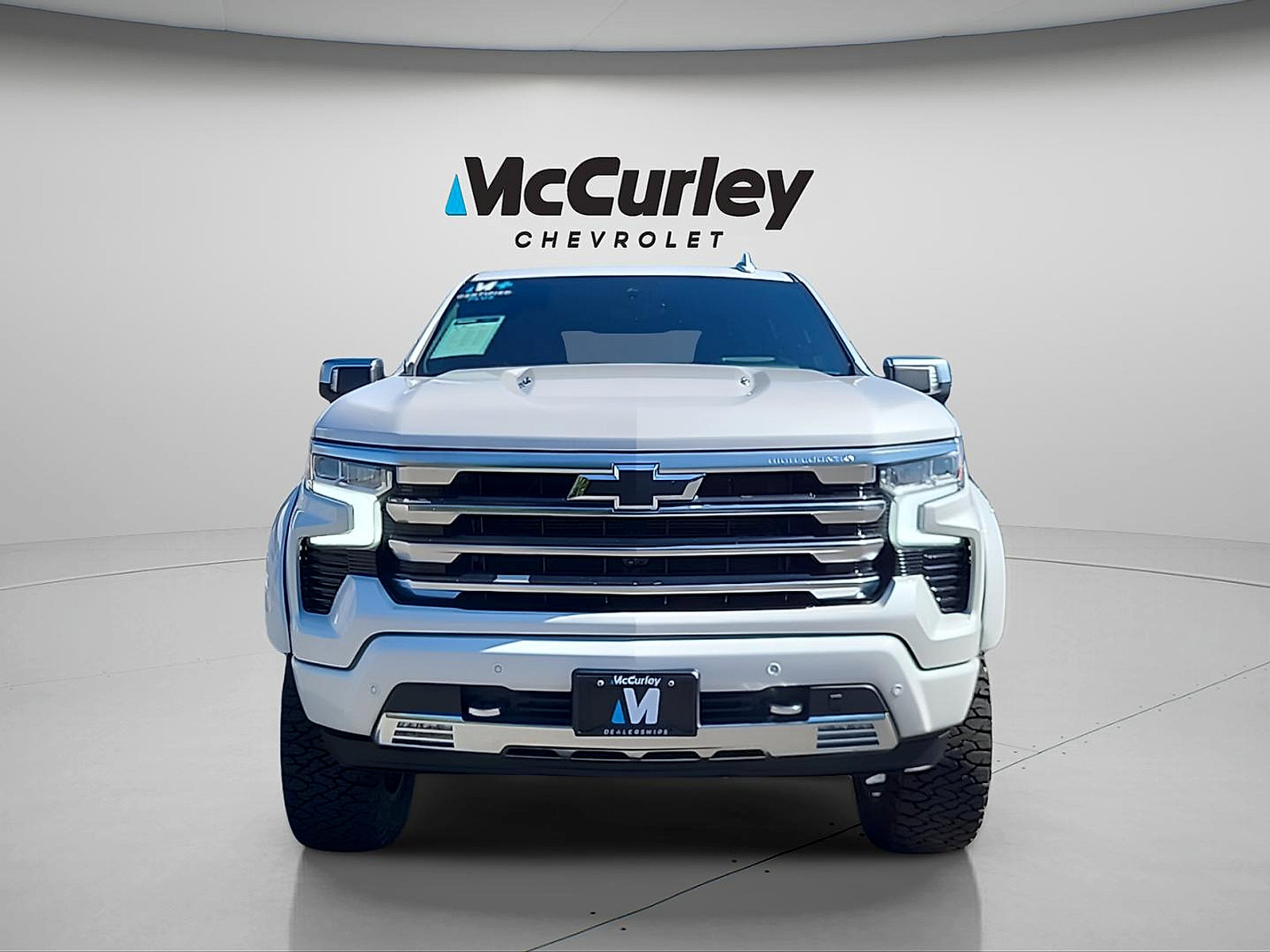Used 2024 Chevrolet Silverado 1500 High Country w/ Technology Package AWD/4WD image 2