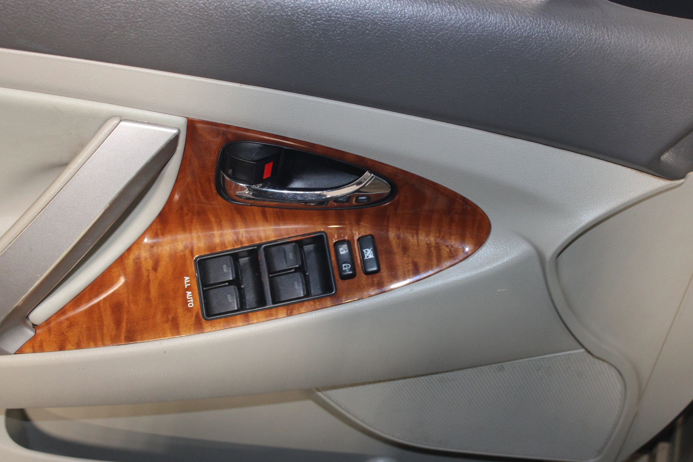 Used 2010 Toyota Camry XLE image 8