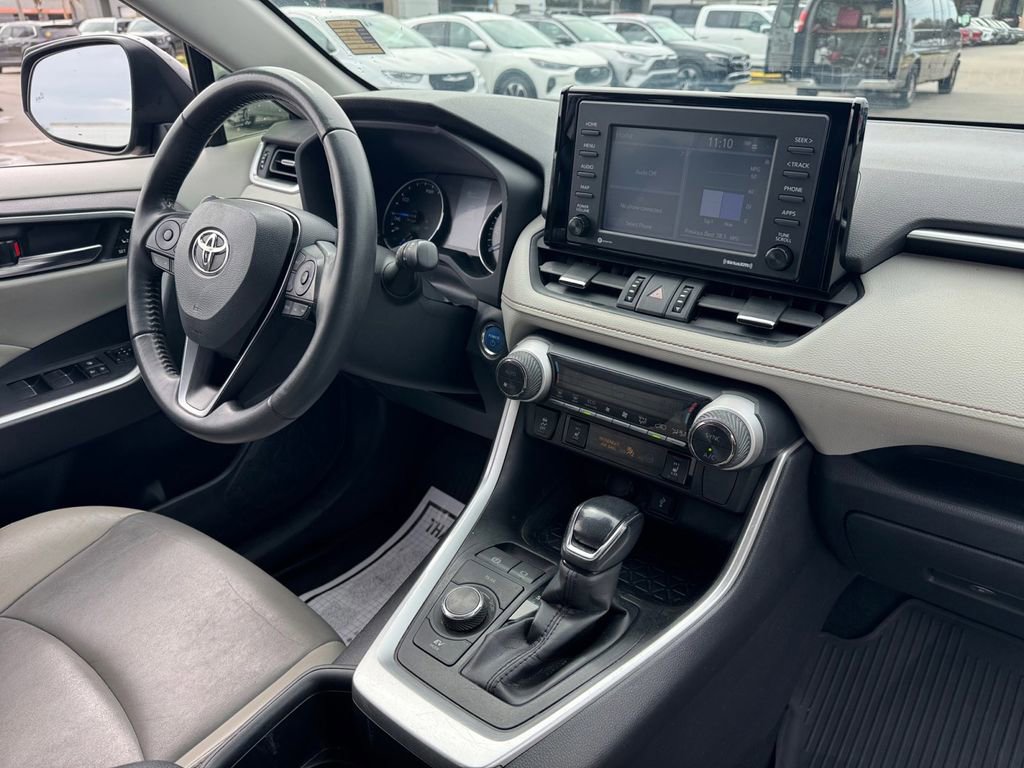 Used 2022 Toyota RAV4 XLE Premium image 21