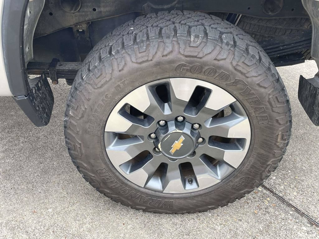 Used 2022 Chevrolet Silverado 2500 Custom w/ Custom Value Package AWD/4WD image 9