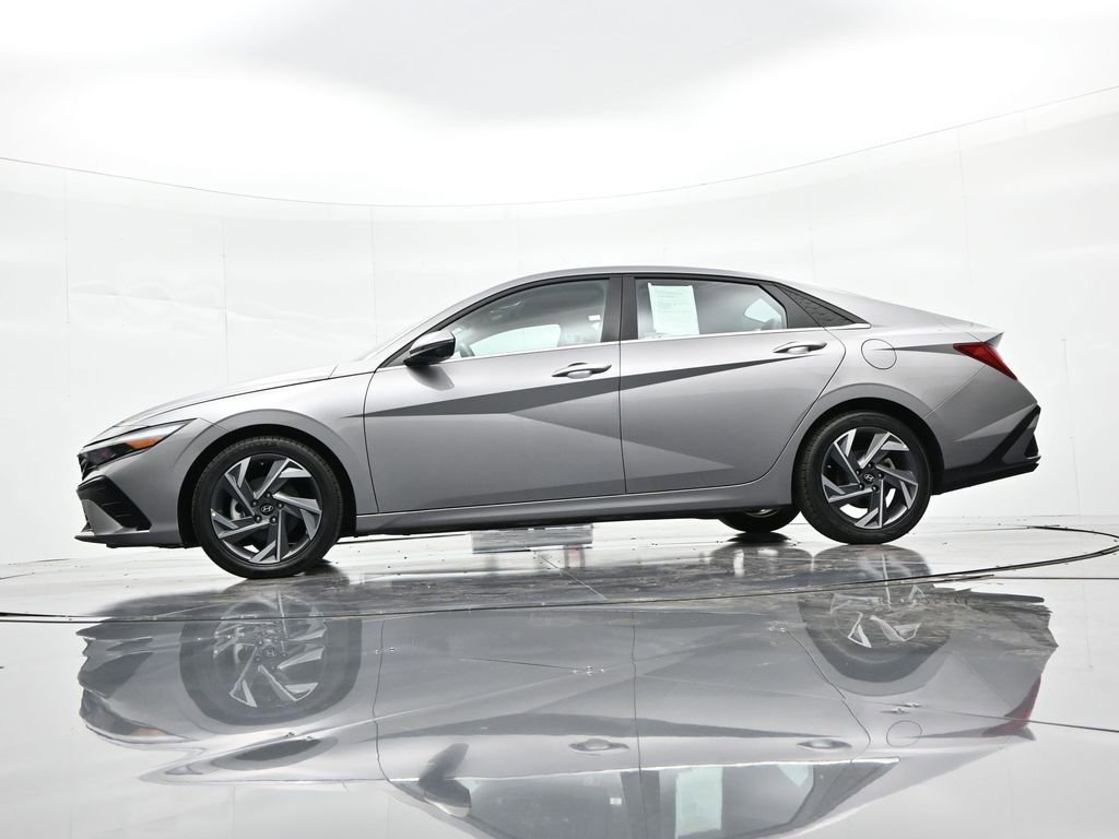 Used 2024 Hyundai Elantra Limited image 29