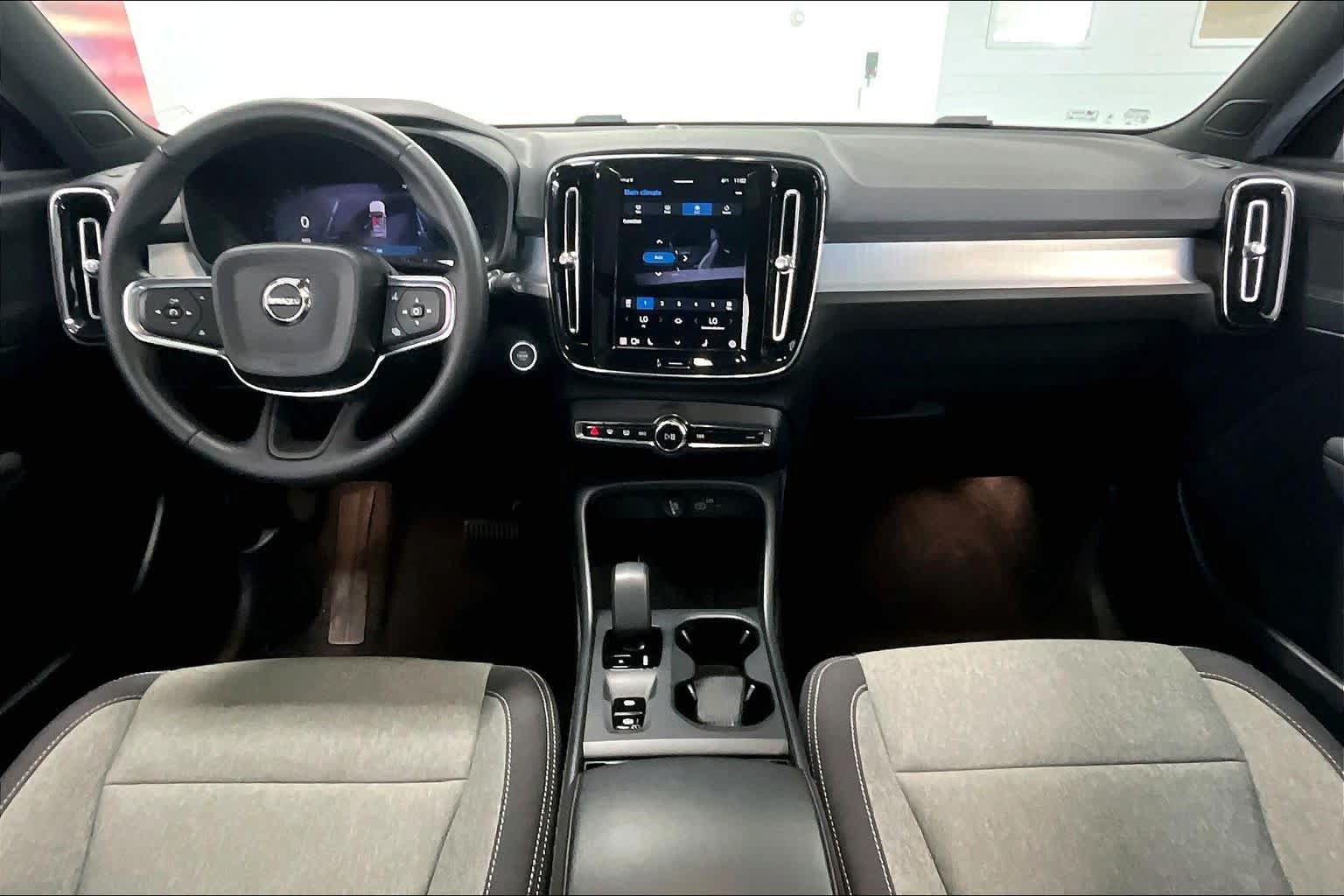 Used 2025 Volvo XC40 B5 Core AWD/4WD image 9