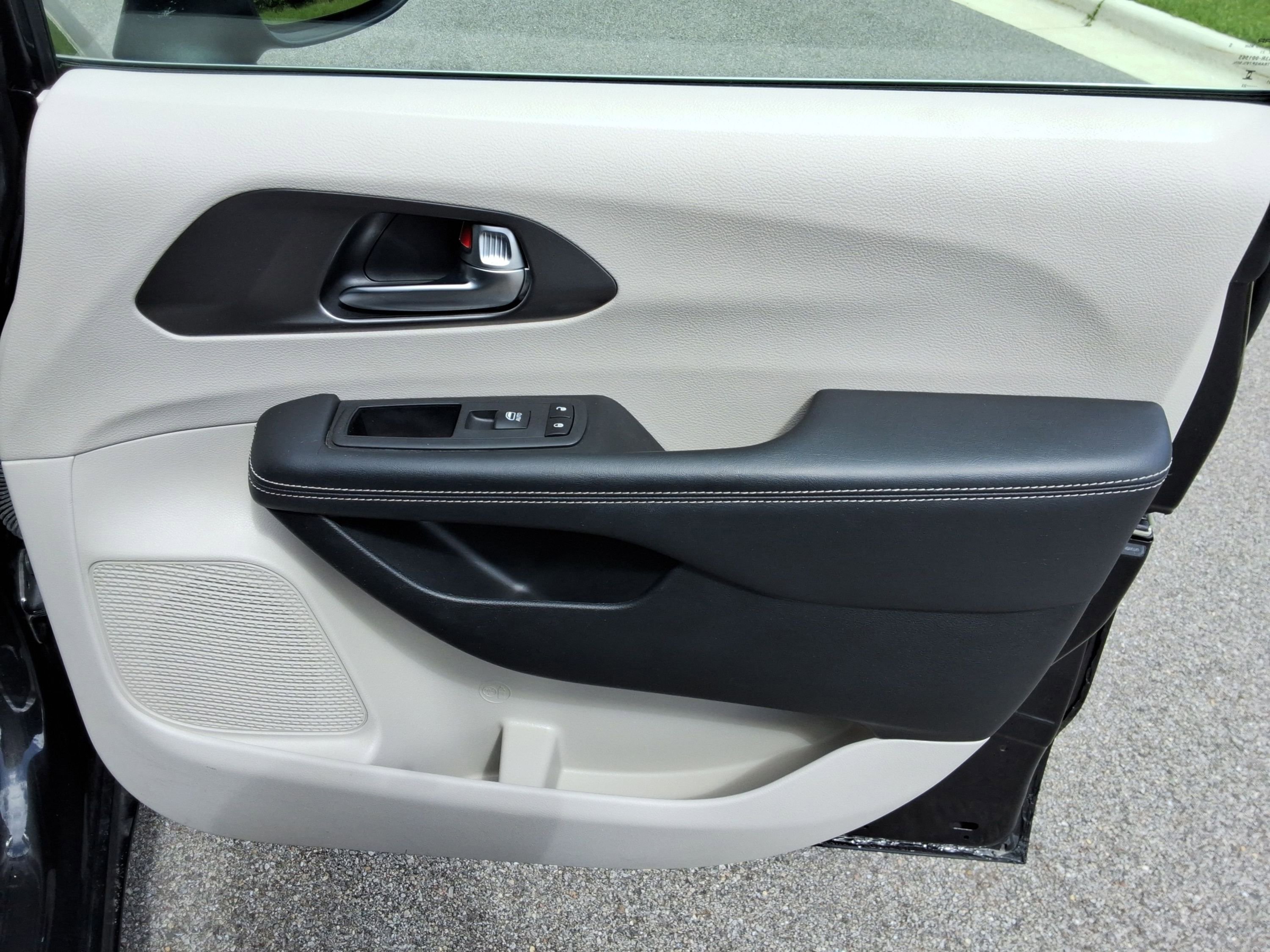 Used 2023 Chrysler Pacifica Touring-L FWD image 29