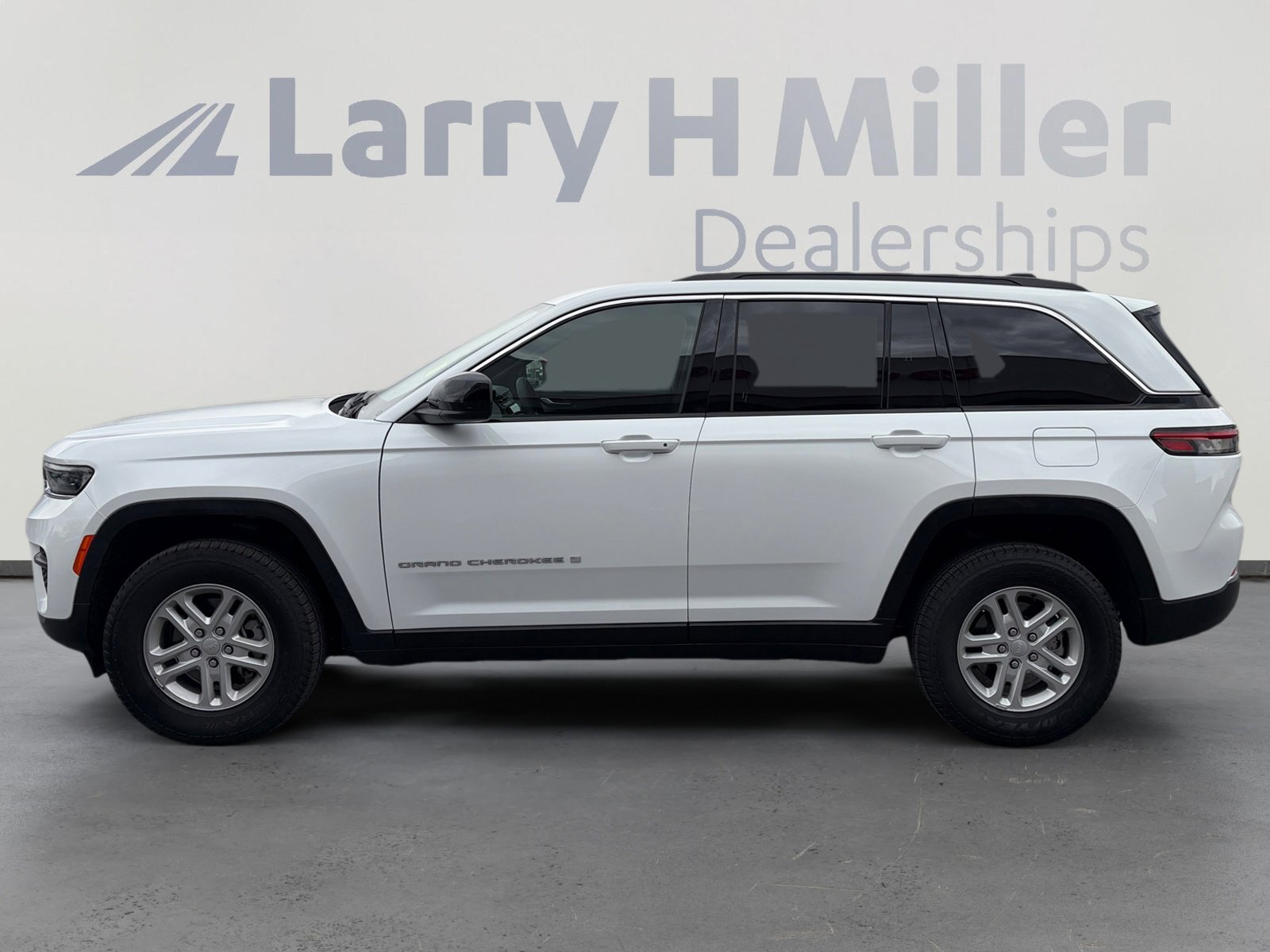 Used 2025 Jeep Grand Cherokee Laredo w/ Trailer Tow Package image 2