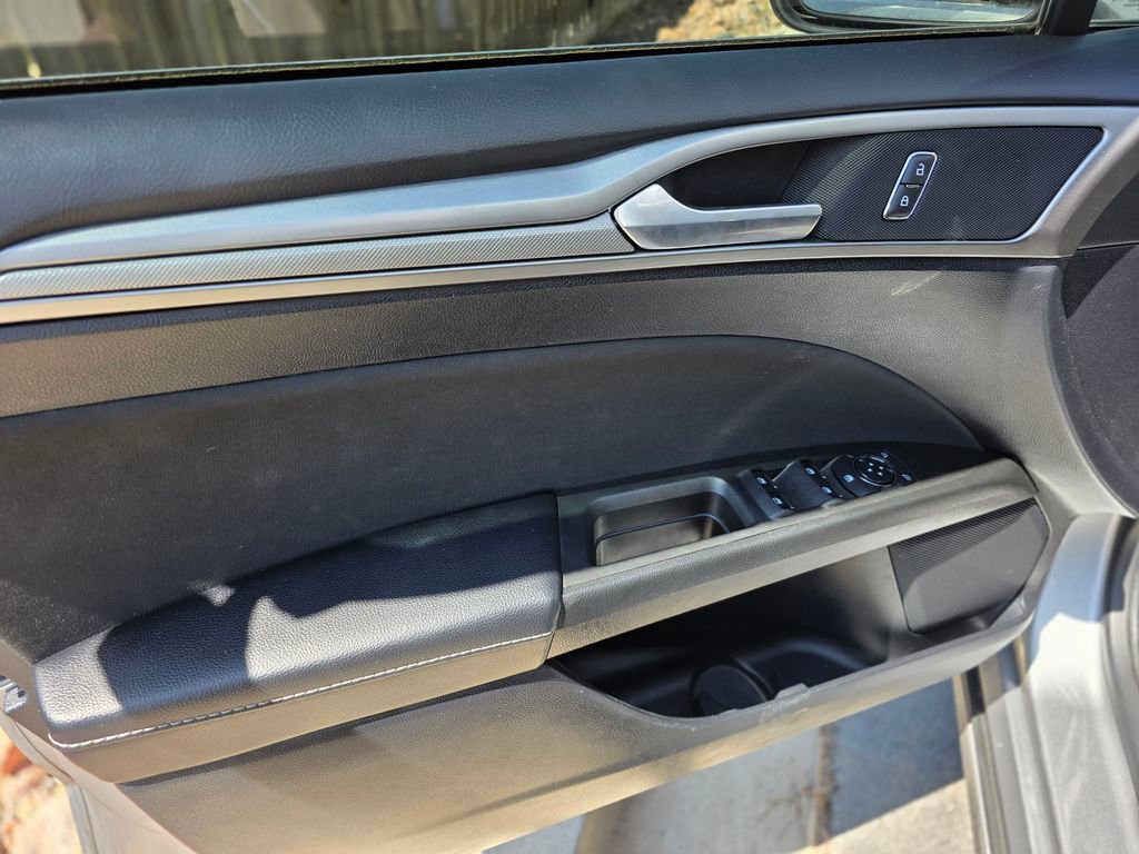 Used 2020 Ford Fusion SE AWD/4WD image 14