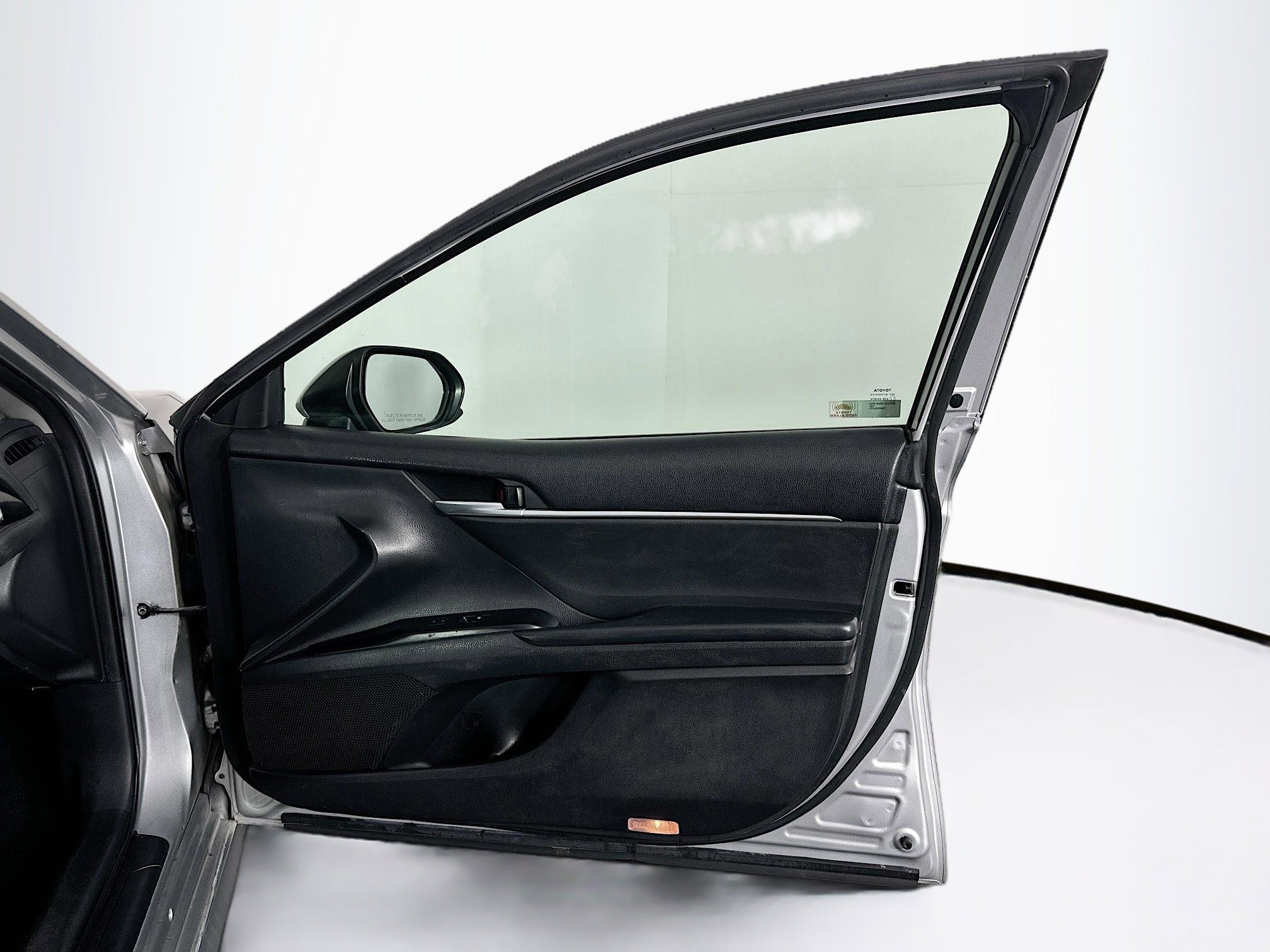 Used 2018 Toyota Camry LE image 29