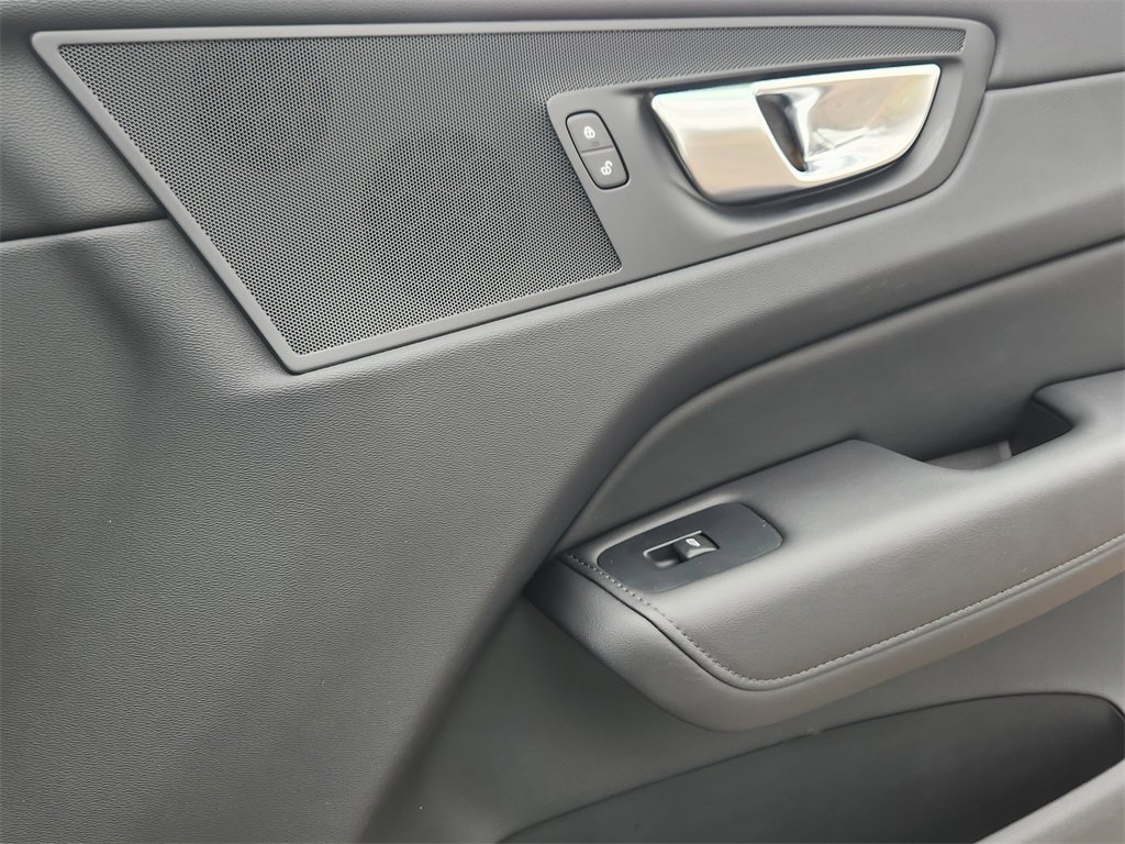 Used 2025 Volvo XC60 B5 Plus image 20